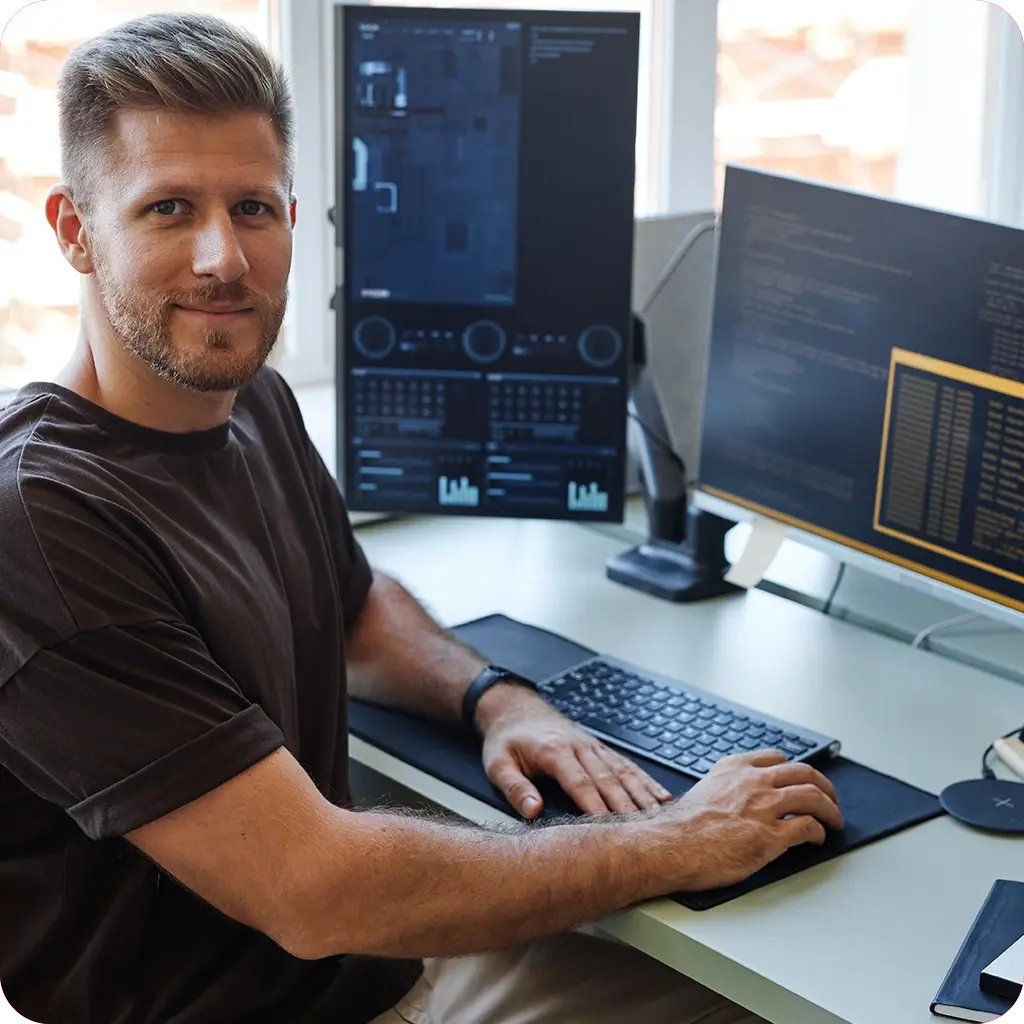 IT-Admin-sitzt-am-Rechner