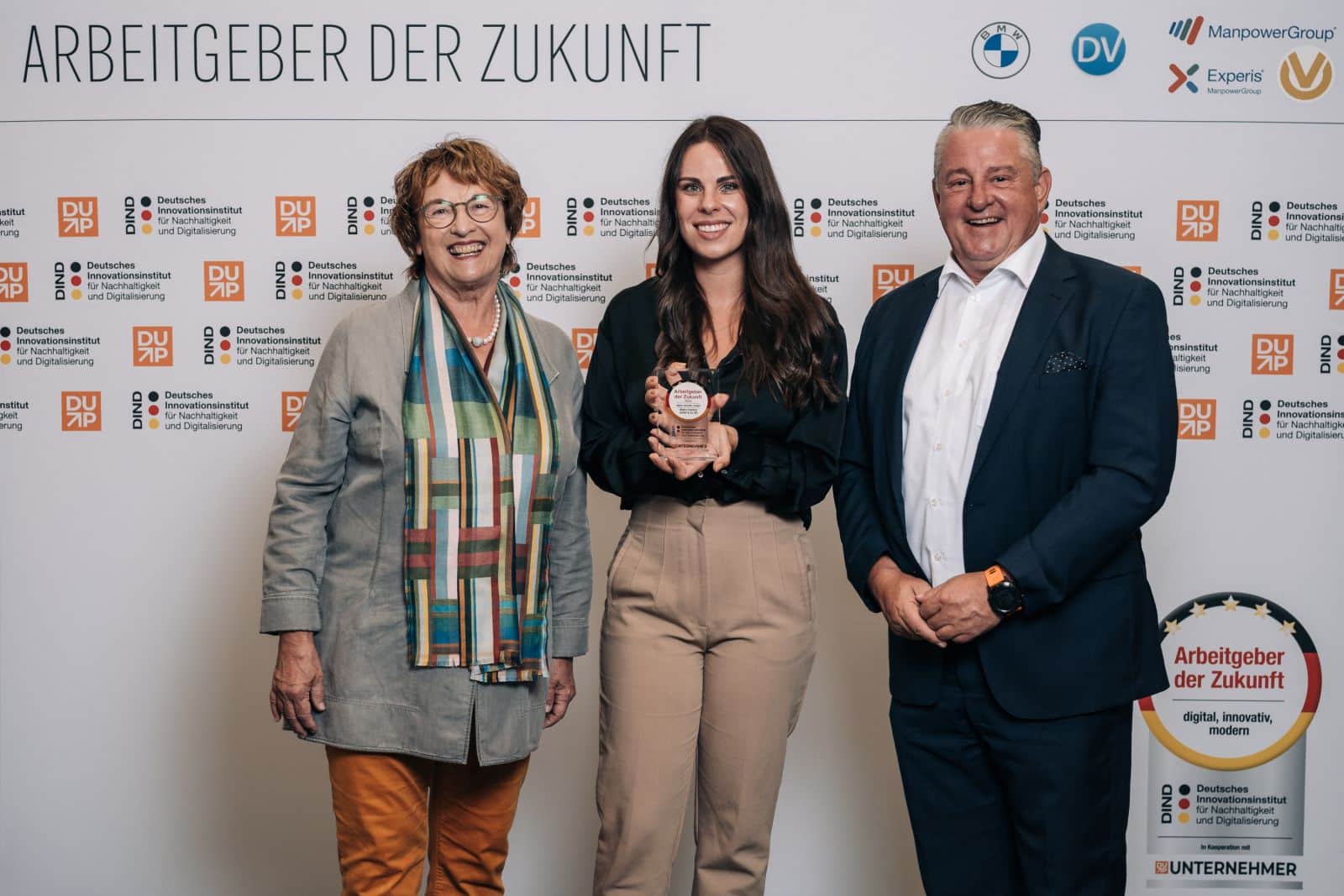 Brigitte Zypries überreichte die Auszeichnung "Arbeitgeber der Zukunft" an Lara Oberhauser und Mathias Horn der Makro Factory. | Foto: Offenblende/Andrej